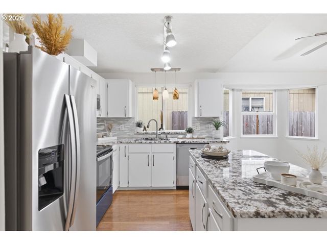 965 SAGRADA Cir, Keizer, OR 97303