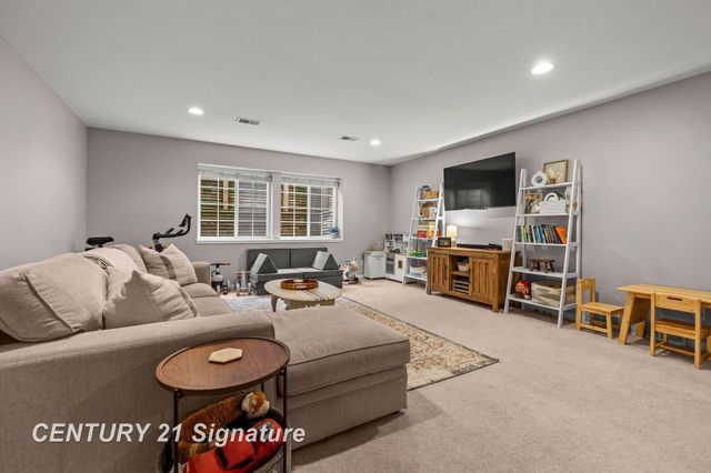 3911 Aspen Way, Midland, MI 48642