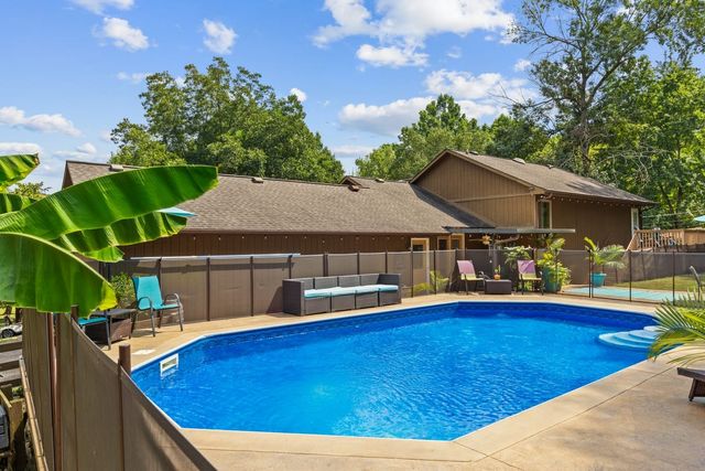 1990 Rock Springs Rd, Columbia, TN 38401
