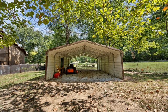 1990 Rock Springs Rd, Columbia, TN 38401