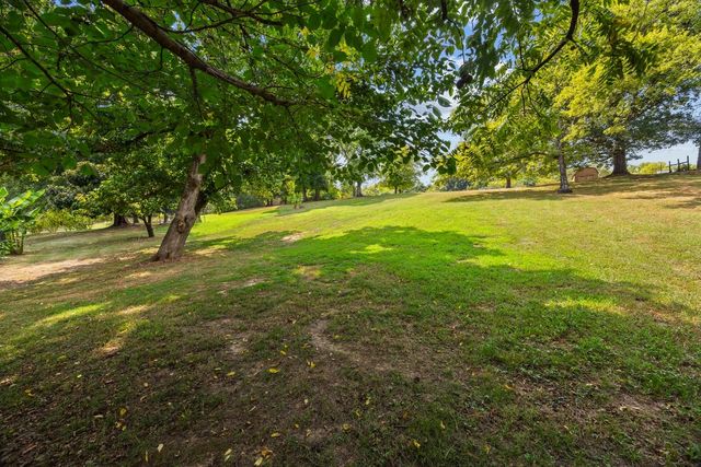 1990 Rock Springs Rd, Columbia, TN 38401