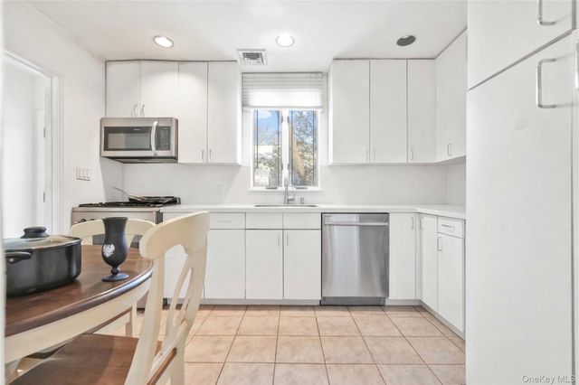 61 Squirrel Hill Road, East Hills, NY 11577