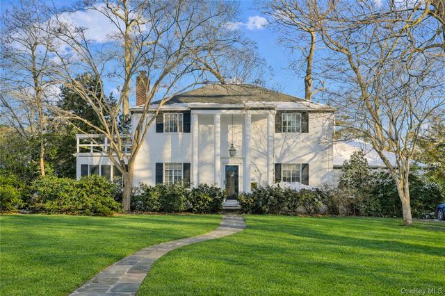 61 Squirrel Hill Road, East Hills, NY 11577