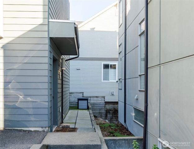 3245 21st Avenue W, Seattle, WA 98199