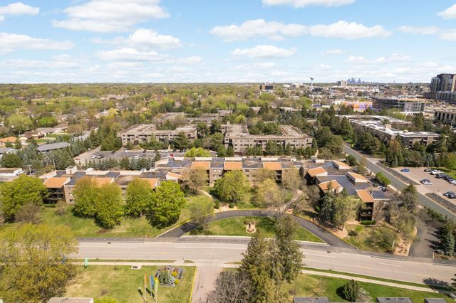 4120 Parklawn Avenue 222, Edina, MN 55435