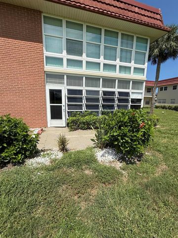 33 Pine Arbor Lane 102, Vero Beach, FL 32962