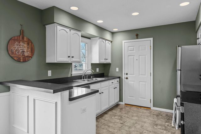 942 Hopewell Lane, Apple Valley, MN 55124