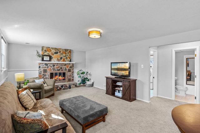 942 Hopewell Lane, Apple Valley, MN 55124