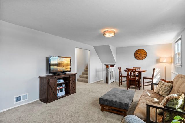 942 Hopewell Lane, Apple Valley, MN 55124