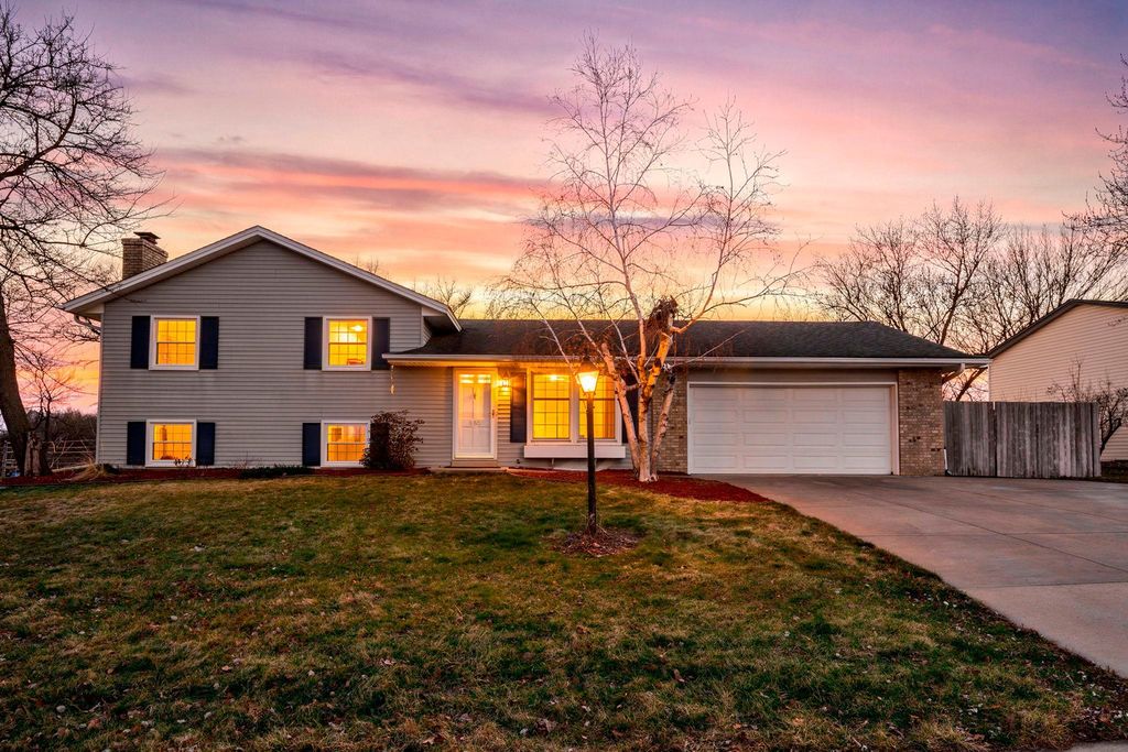 942 Hopewell Lane, Apple Valley, MN 55124