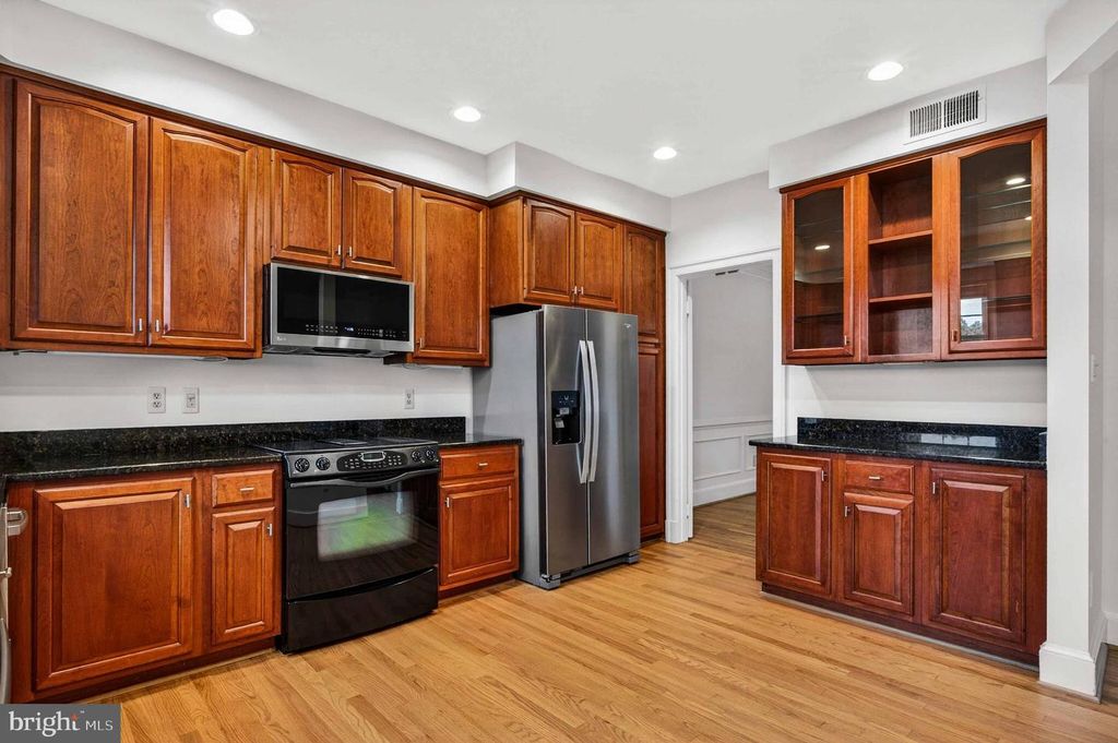 Image 14 of property listing at 8016 QUARRY RIDGE WAY, Bethesda, MD 20817