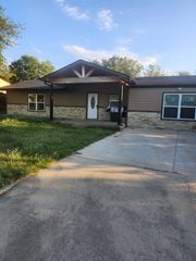 1115 W College Street, Jacksboro, TX 76458