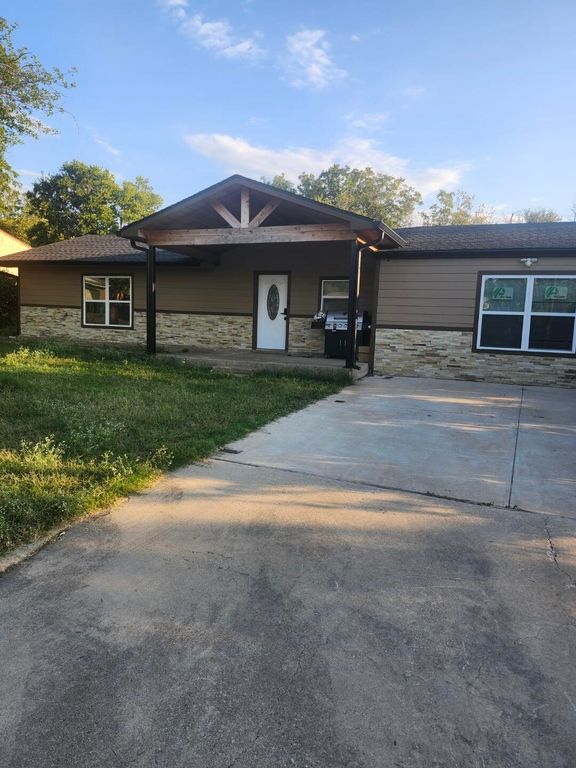 1115 W College Street, Jacksboro, TX 76458