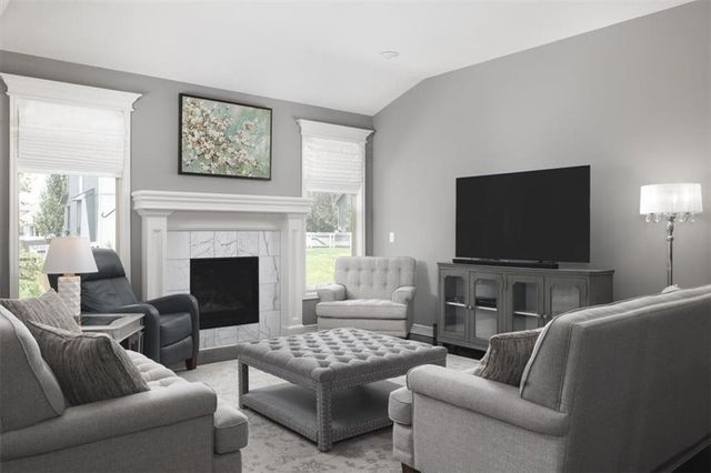 105 SE Griffin Street, Blue Springs, MO 64064