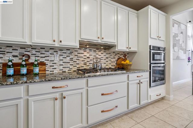 130 Benmore Dr, Hayward, CA 94542