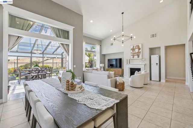 130 Benmore Dr, Hayward, CA 94542