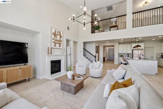 130 Benmore Dr, Hayward, CA 94542