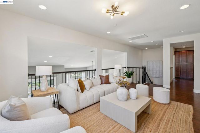 130 Benmore Dr, Hayward, CA 94542