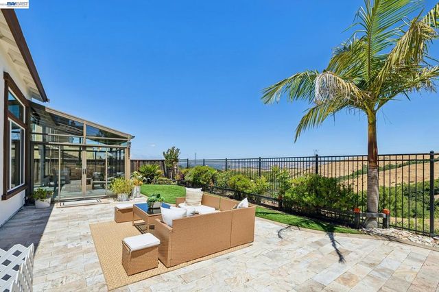 130 Benmore Dr, Hayward, CA 94542