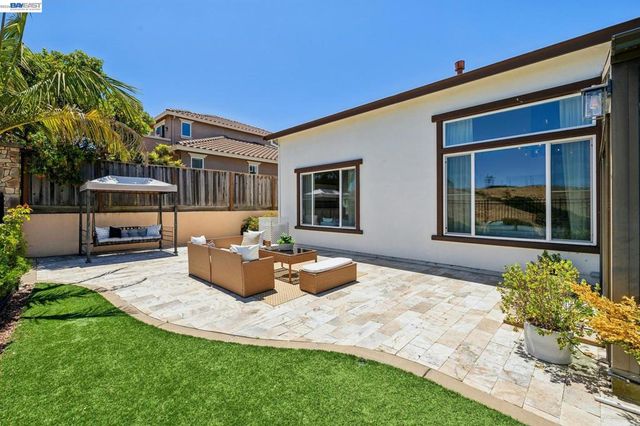 130 Benmore Dr, Hayward, CA 94542