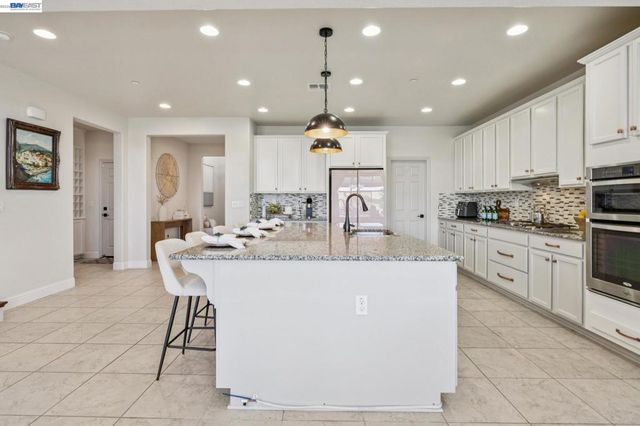 130 Benmore Dr, Hayward, CA 94542
