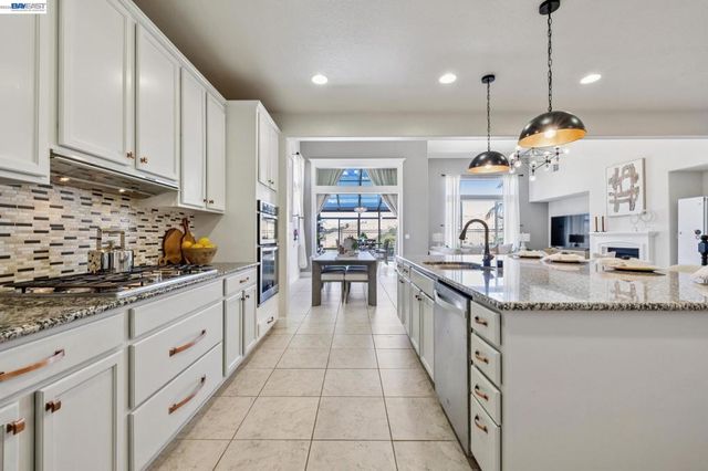 130 Benmore Dr, Hayward, CA 94542