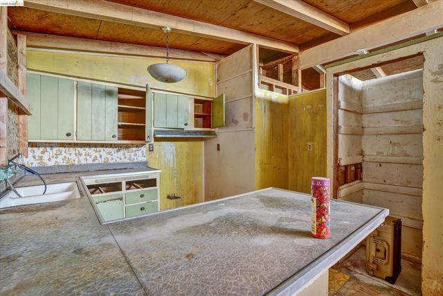 27758 La Porte Ave, Hayward, CA 94545