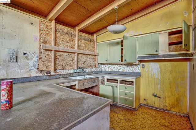 27758 La Porte Ave, Hayward, CA 94545
