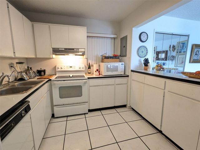 9140 Fontainebleau Boulevard 504, Miami, FL 33172