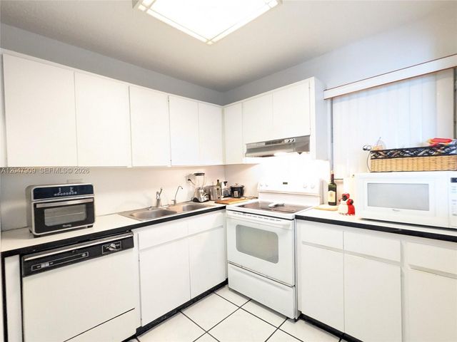 9140 Fontainebleau Boulevard 504, Miami, FL 33172