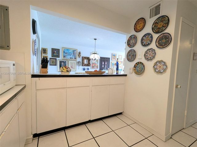 9140 Fontainebleau Boulevard 504, Miami, FL 33172