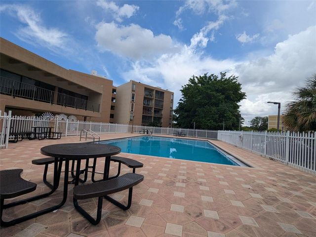 9140 Fontainebleau Boulevard 504, Miami, FL 33172