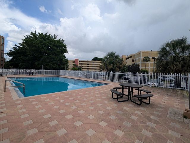 9140 Fontainebleau Boulevard 504, Miami, FL 33172