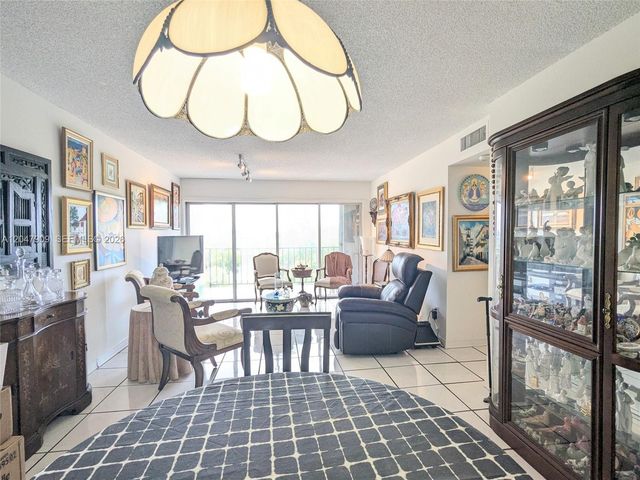 9140 Fontainebleau Boulevard 504, Miami, FL 33172