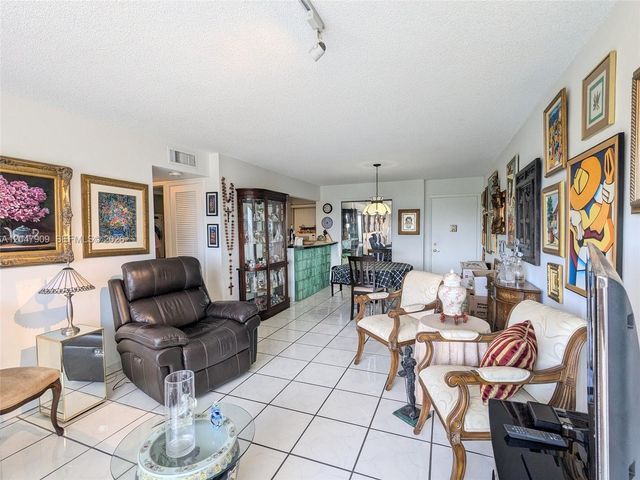 9140 Fontainebleau Boulevard 504, Miami, FL 33172