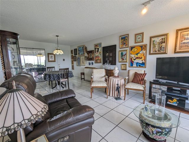 9140 Fontainebleau Boulevard 504, Miami, FL 33172