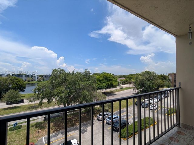 9140 Fontainebleau Boulevard 504, Miami, FL 33172