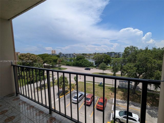 9140 Fontainebleau Boulevard 504, Miami, FL 33172