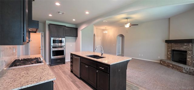 4010 S 14th Place, Broken Arrow, OK 74011