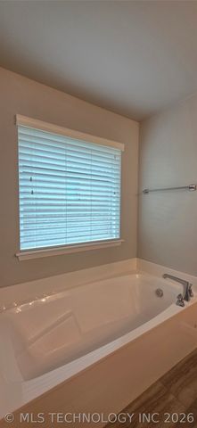 4010 S 14th Place, Broken Arrow, OK 74011
