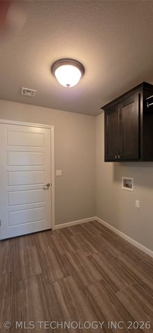 4010 S 14th Place, Broken Arrow, OK 74011
