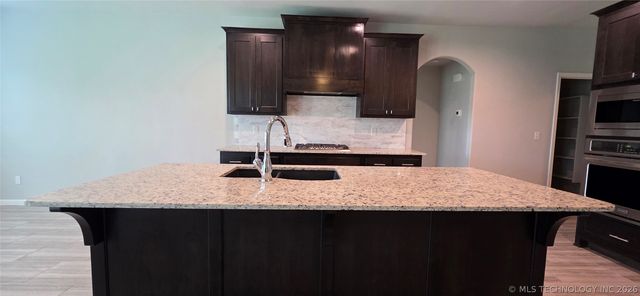 4010 S 14th Place, Broken Arrow, OK 74011
