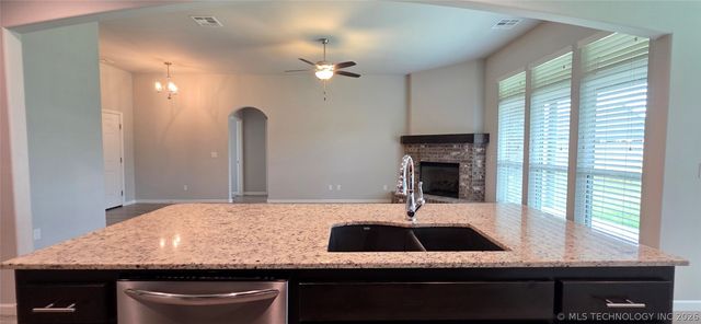 4010 S 14th Place, Broken Arrow, OK 74011