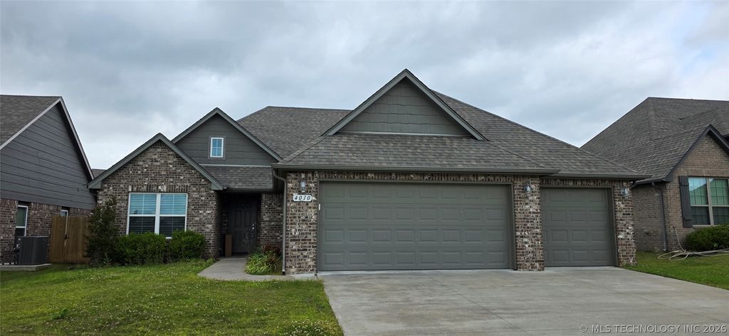 4010 S 14th Place, Broken Arrow, OK 74011