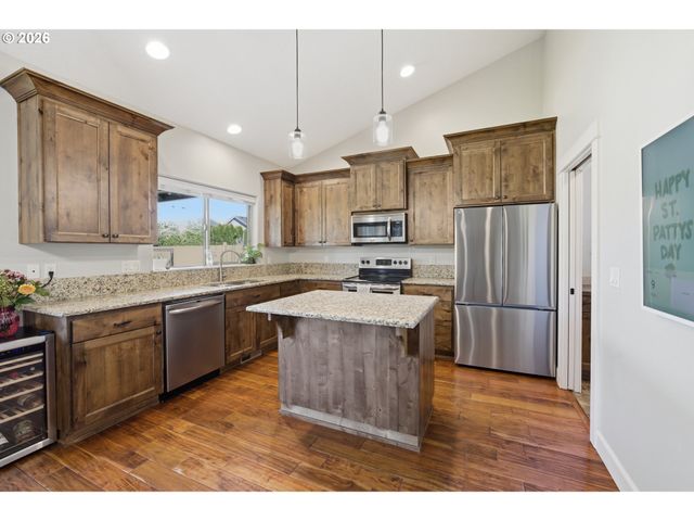 523 N 8TH Pl, Carlton, OR 97111