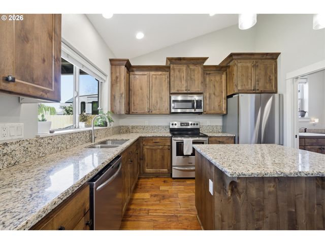 523 N 8TH Pl, Carlton, OR 97111