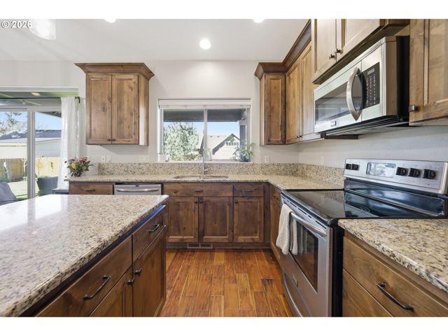 523 N 8TH Pl, Carlton, OR 97111