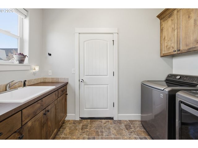 523 N 8TH Pl, Carlton, OR 97111