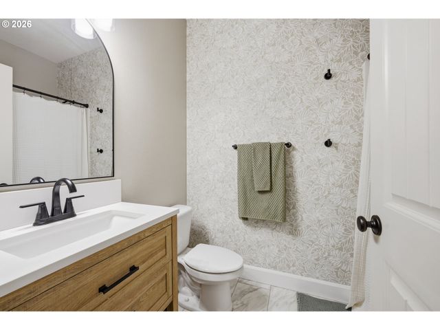 523 N 8TH Pl, Carlton, OR 97111