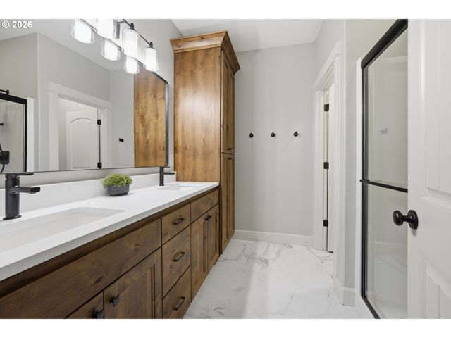 523 N 8TH Pl, Carlton, OR 97111